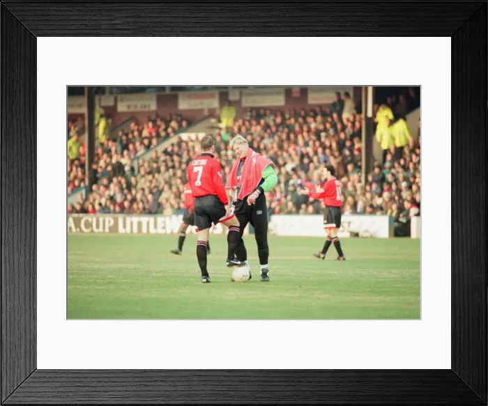 Framed Print : Reading 0-3 Manchester United, FA Cup 4th Round match at Elm Park