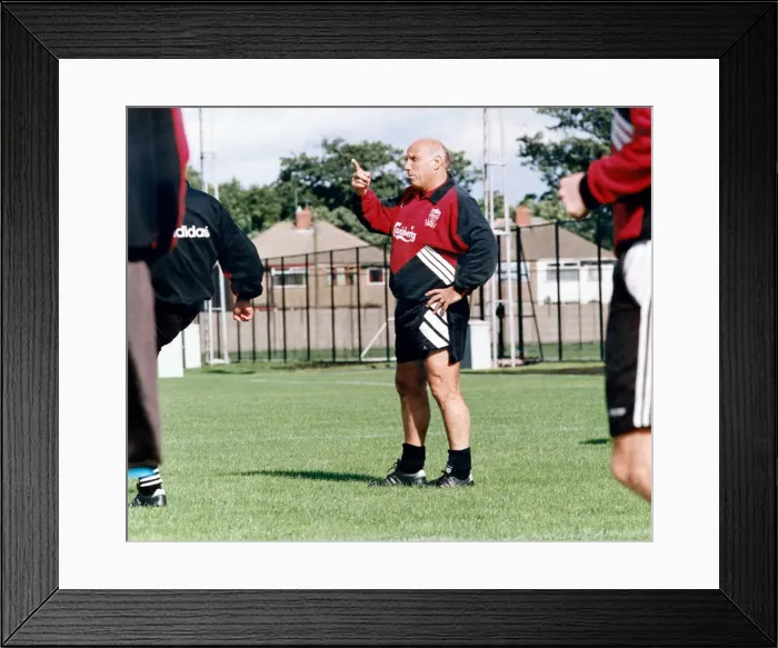 Framed Print : Liverpool coach Ronnie Moran gives instructions during a training session Framed Print : Liverpool coach Ronnie Moran gives instructions during a training session