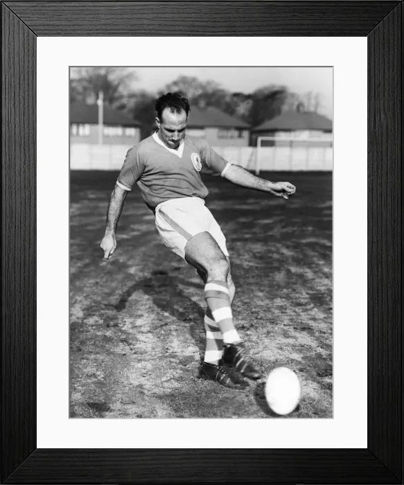 Framed Print : Liverpool full back Ronnie Moran pictured during a training session, August 1959 Framed Print : Liverpool full back Ronnie Moran pictured during a training session, August 1959