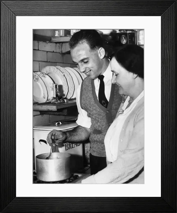 Framed Print : Liverpool full back Ronnie Moran sampling the cooking of his mum in the kitchen at home