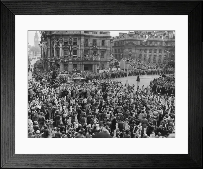 Framed Print : The Queen in the Gold State Coach crossing Trafalgar Square on her return Framed Print : The Queen in the Gold State Coach crossing Trafalgar Square on her return