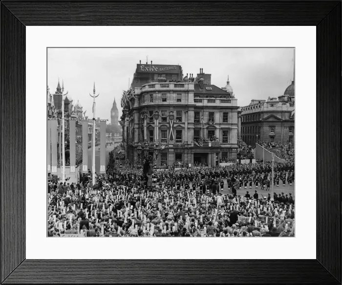 Framed Print : Crowds in Trafalgar Square watch the military procession march past as they make their Framed Print : Crowds in Trafalgar Square watch the military procession march past as they make their