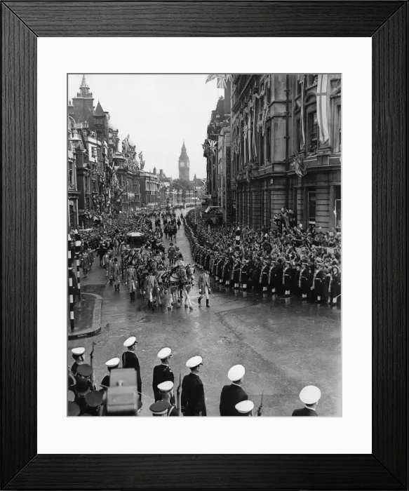 Framed Print : The Queen in the Gold State Carriage on her return from Westminster Abbey to Buckingham