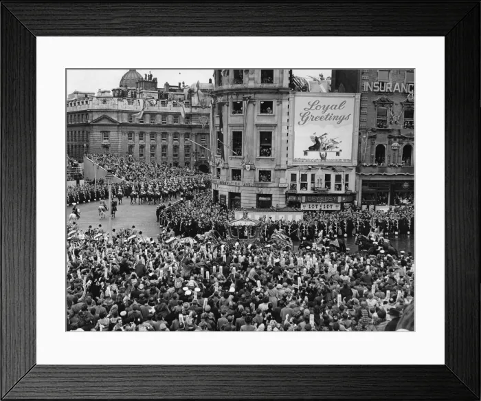 Framed Print : The Queen in her carriage passing through Trafalgar Square on her way to her Coronation Framed Print : The Queen in her carriage passing through Trafalgar Square on her way to her Coronation
