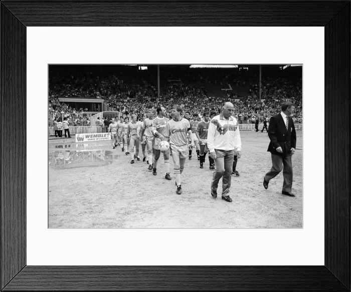 Framed Print : Liverpool coach Ronnie Moran walks out on to the pitch at Wembley as he leads his side Framed Print : Liverpool coach Ronnie Moran walks out on to the pitch at Wembley as he leads his side