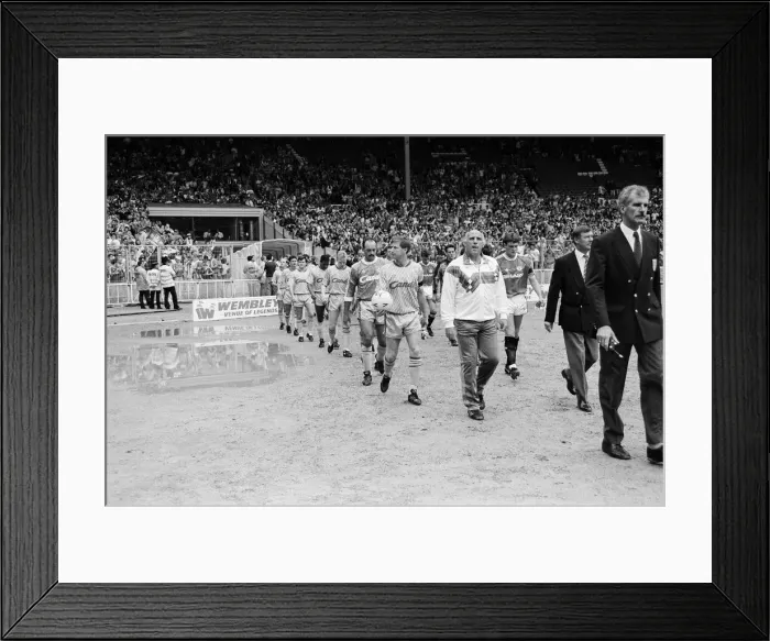 Framed Print : Liverpool coach Ronnie Moran walks out on to the pitch at Wembley as he leads his side Framed Print : Liverpool coach Ronnie Moran walks out on to the pitch at Wembley as he leads his side