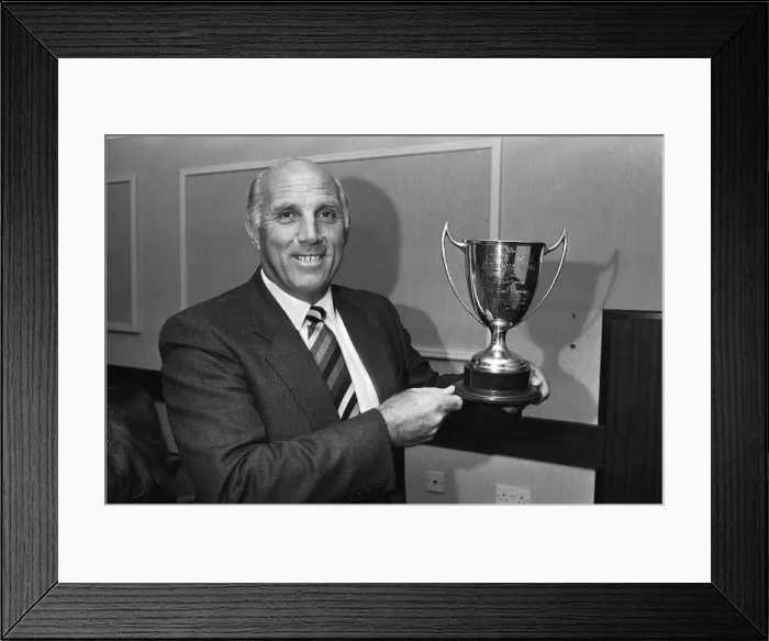 Framed Print : Liverpool coach Ronnie Moran holds the Dixie Dean Memorial trophy after nearly forty Framed Print : Liverpool coach Ronnie Moran holds the Dixie Dean Memorial trophy after nearly forty