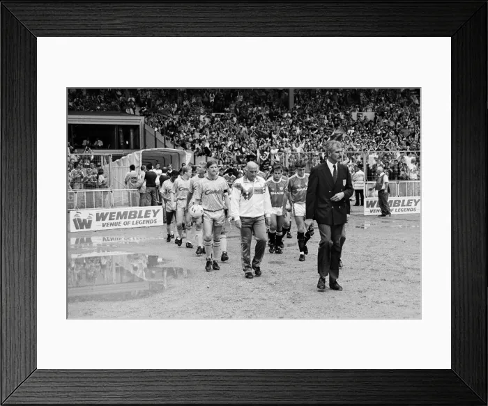 Framed Print : Liverpool coach Ronnie Moran walks out on to the pitch at Wembley as he leads his side
