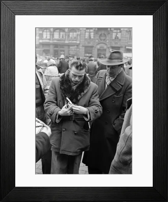 Framed Print : Market scenes in the Grand Place, the central square, Brussels, Belgium. 28th March 1955 Framed Print : Market scenes in the Grand Place, the central square, Brussels, Belgium. 28th March 1955