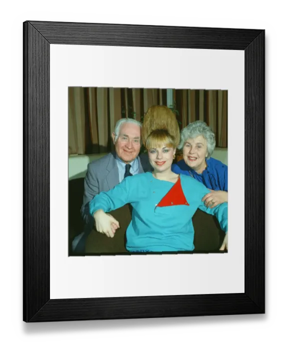 Framed Print : Mari Wilson with her parents mum Helen and dad Jimmy, Mari is a pop