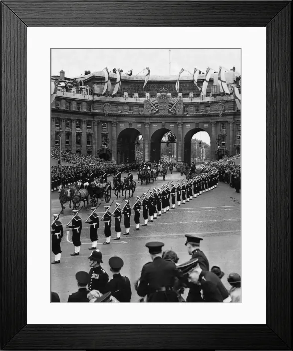 Framed Print : The Carriage Procession of Colonial Rulers passes underneath Admiralty Arch as it makes Framed Print : The Carriage Procession of Colonial Rulers passes underneath Admiralty Arch as it makes