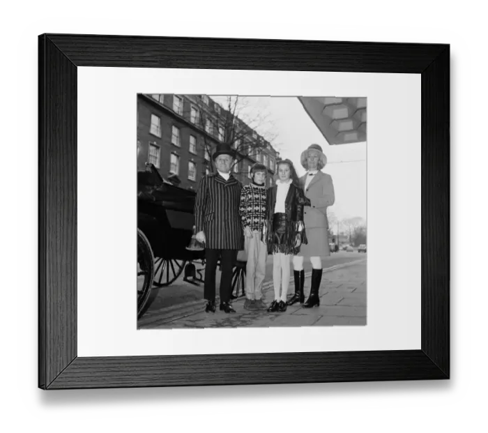 Framed Print : Leo Abse MP, his wife Marjorie, son Tobias and daughter Bathsheba arrive in an open horse Framed Print : Leo Abse MP, his wife Marjorie, son Tobias and daughter Bathsheba arrive in an open horse