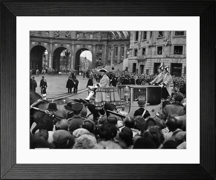 Framed Print : A carriage of The Carriage Procession of Princes and Princesses of the Blood Royal passes Framed Print : A carriage of The Carriage Procession of Princes and Princesses of the Blood Royal passes