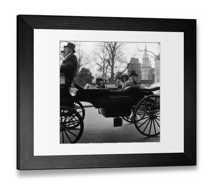Framed Print : Leo Abse MP, his wife Marjorie, son Tobias and daughter Bathsheba arrive in an open horse Framed Print : Leo Abse MP, his wife Marjorie, son Tobias and daughter Bathsheba arrive in an open horse