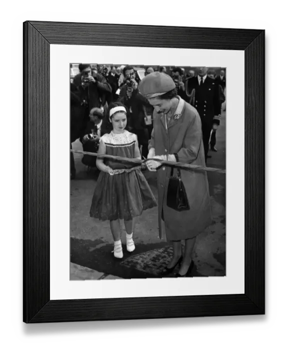 Framed Print : Queen Elizabeth II cuts a ribbon at the Wholesale & Fruit Centre, Cardiff