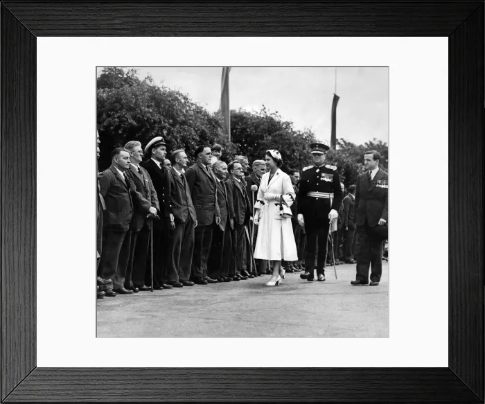 Framed Print : Queen Elizabeth II with the patients of Rockwood Hospital, Cardiff. 10th July 1953 Framed Print : Queen Elizabeth II with the patients of Rockwood Hospital, Cardiff. 10th July 1953