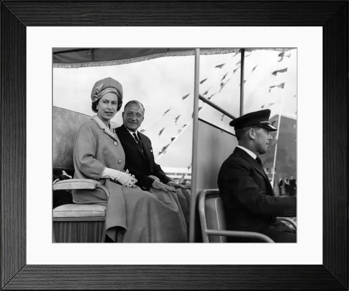 Framed Print : Queen Elizabeth II tours the Wholesale Fruit Centre in Cardiff. 26th June 1965 Framed Print : Queen Elizabeth II tours the Wholesale Fruit Centre in Cardiff. 26th June 1965