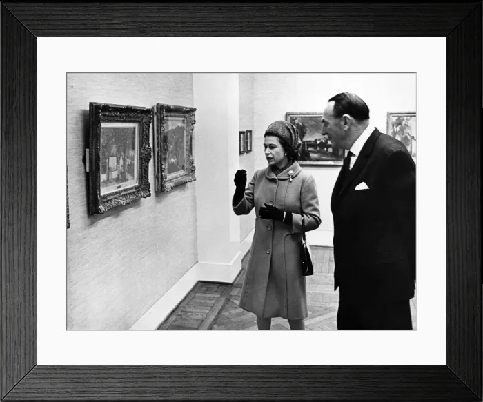 Framed Print : Queen Elizabeth II is pictured with Sir Hugo Boothby in the art gallery at the National Framed Print : Queen Elizabeth II is pictured with Sir Hugo Boothby in the art gallery at the National