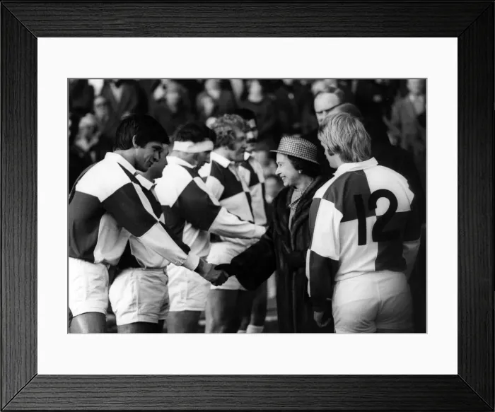 Framed Print : Inspiring moment for Bridgends Gareth Williams as he shakes hands with the Queen