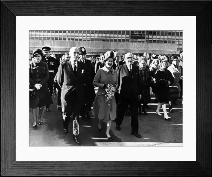 Framed Print : Queen Elizabeth II walks to Cardigan House from the hospital with Dr J. P