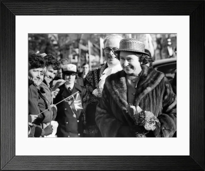 Framed Print : A smiling Her Majesty the Queen leaves the City Hall, Cardiff Framed Print : A smiling Her Majesty the Queen leaves the City Hall, Cardiff