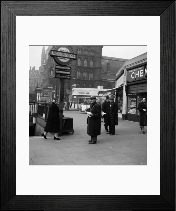 Framed Print : For a week, owing to a trade dispute, Londoners have been without newspapers Framed Print : For a week, owing to a trade dispute, Londoners have been without newspapers