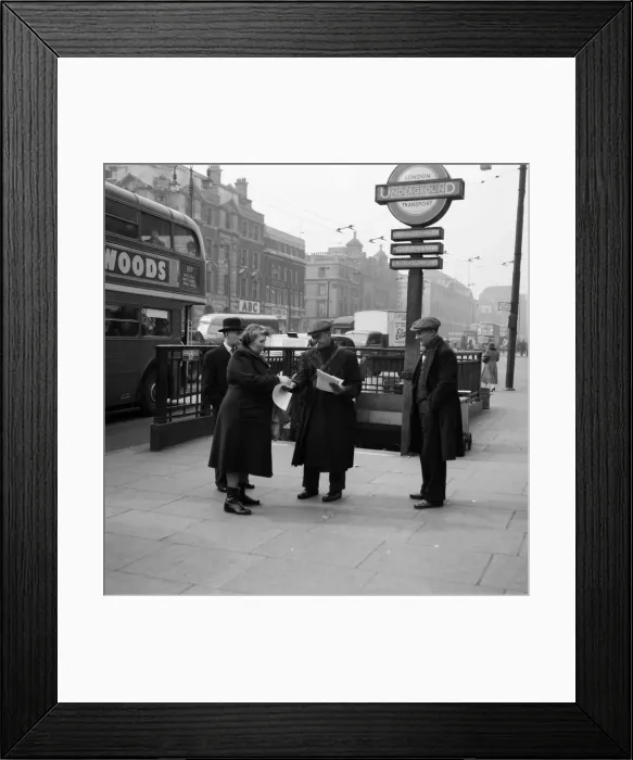Framed Print : For a week, owing to a trade dispute, Londoners have been without newspapers Framed Print : For a week, owing to a trade dispute, Londoners have been without newspapers