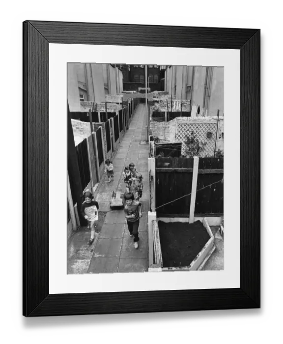 Framed Print : Children playing in alleyways of Liverpools Flower Streets, Kirkdale, Liverpool