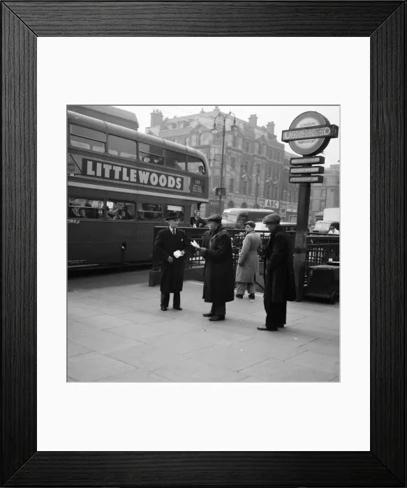 Framed Print : For a week, owing to a trade dispute, Londoners have been without newspapers Framed Print : For a week, owing to a trade dispute, Londoners have been without newspapers