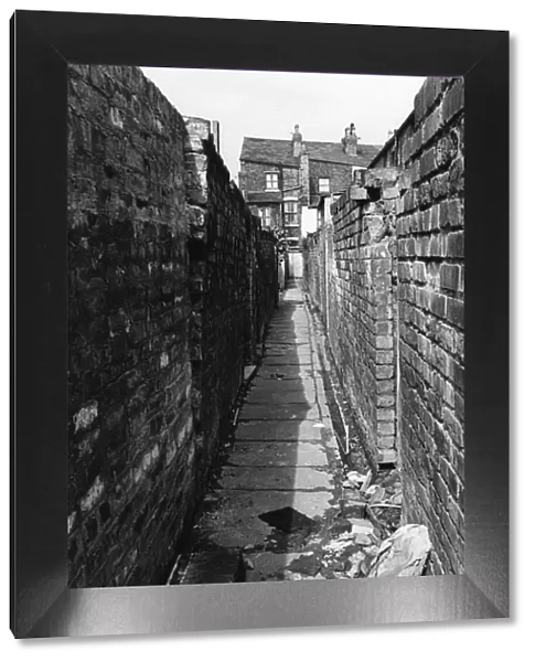 A typical Edge Hill alley way, Liverpool, 17th August 1981