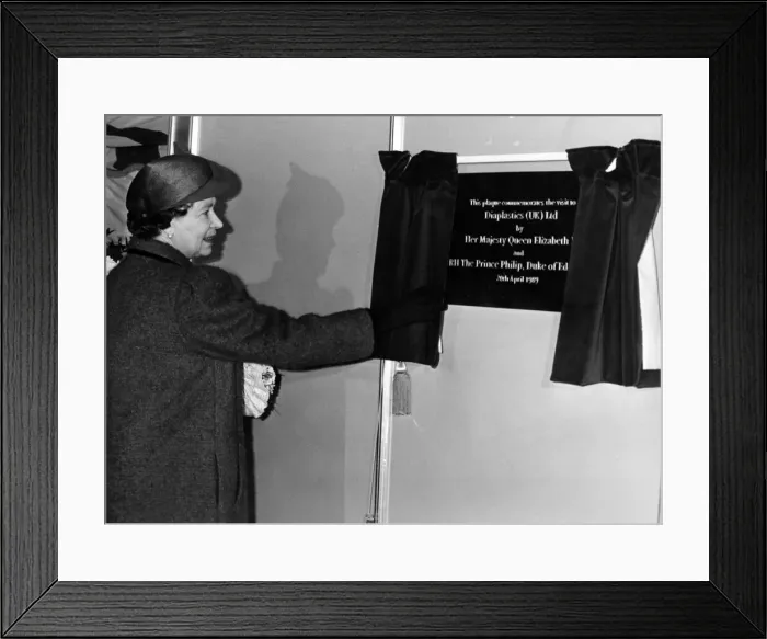 Framed Print : Queen Elizabeth II unveils a plaque to commemorate her visit to the Displastics (UK Framed Print : Queen Elizabeth II unveils a plaque to commemorate her visit to the Displastics (UK