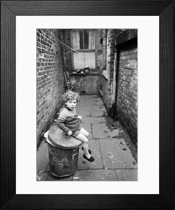 Framed Print : Slum housing in Salford, Greater Manchester. 30th January 1970 Framed Print : Slum housing in Salford, Greater Manchester. 30th January 1970
