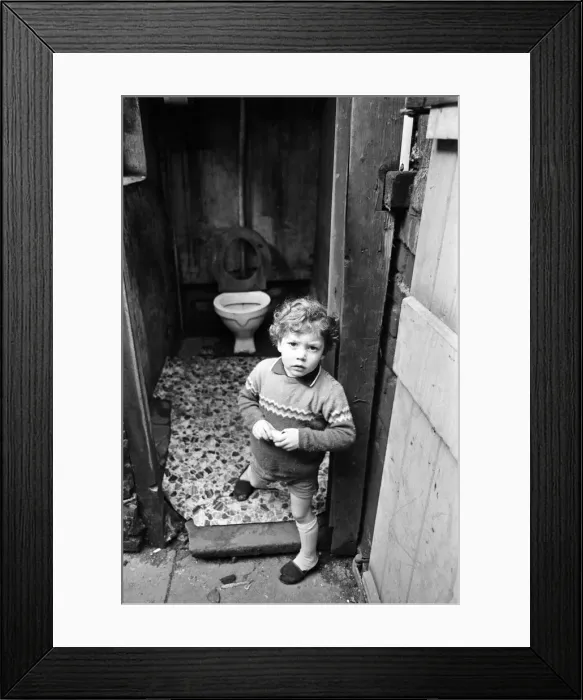 Framed Print : Slum housing in Salford, Greater Manchester. 30th January 1970 Framed Print : Slum housing in Salford, Greater Manchester. 30th January 1970