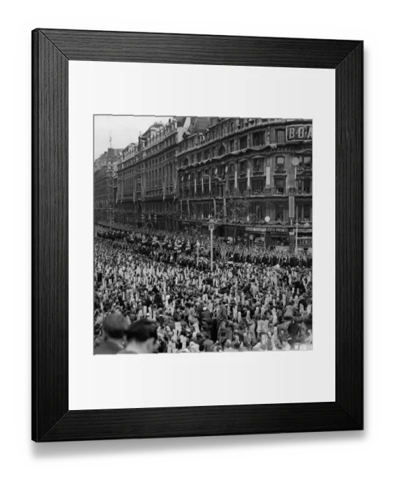 Framed Print : Members of the Household cavalry escort a carriage down Northumberland Avenue Framed Print : Members of the Household cavalry escort a carriage down Northumberland Avenue