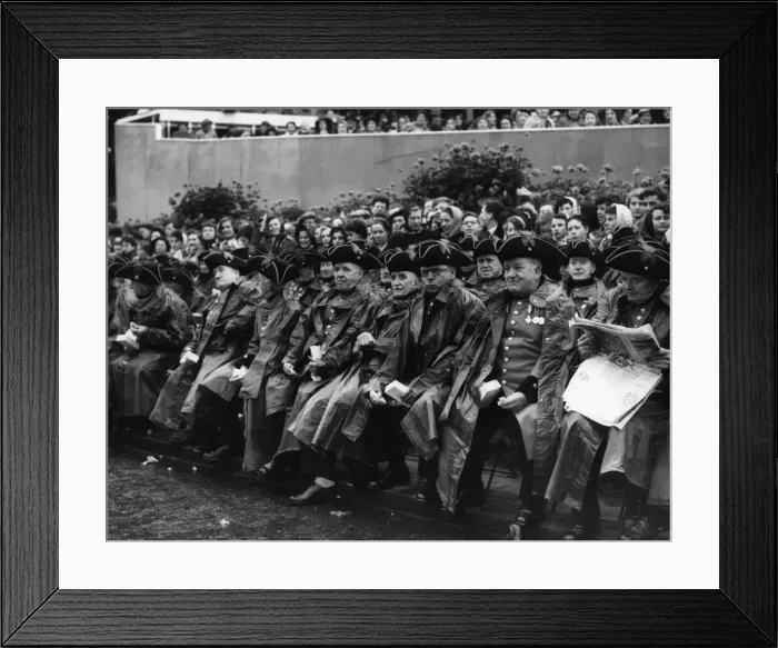 Framed Print : Queen Elizabeth II Coronation 2nd June 1953. Chelsea Pensioners outside Buckingham Framed Print : Queen Elizabeth II Coronation 2nd June 1953. Chelsea Pensioners outside Buckingham