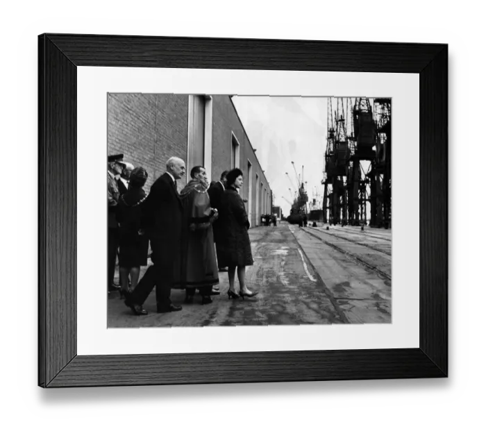 Framed Print : The Queen and the Mayor of Newport look across Newport Docks at Llanwern steelworks