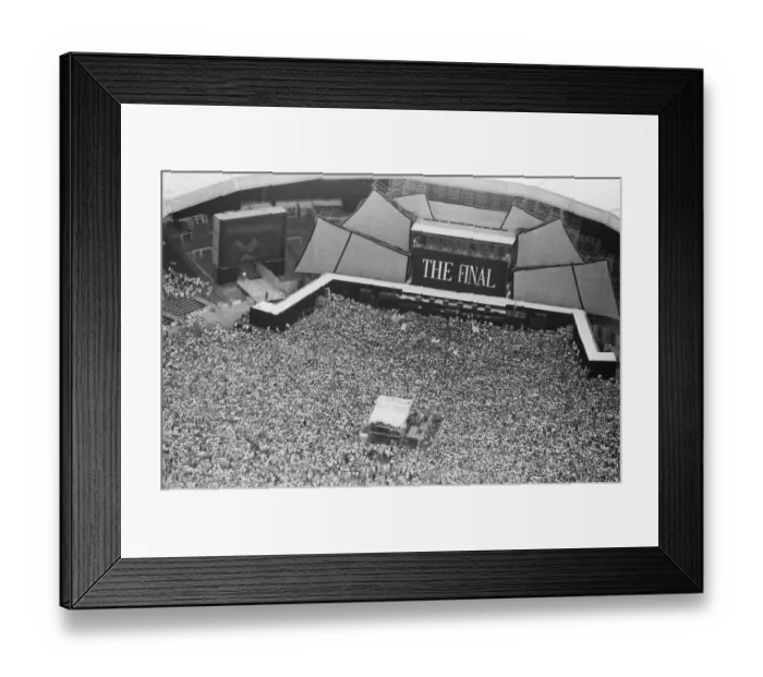 Framed Print : Aerial photo shows the 1000s of fans attending Wham ! The Farewell Concert at Wembley