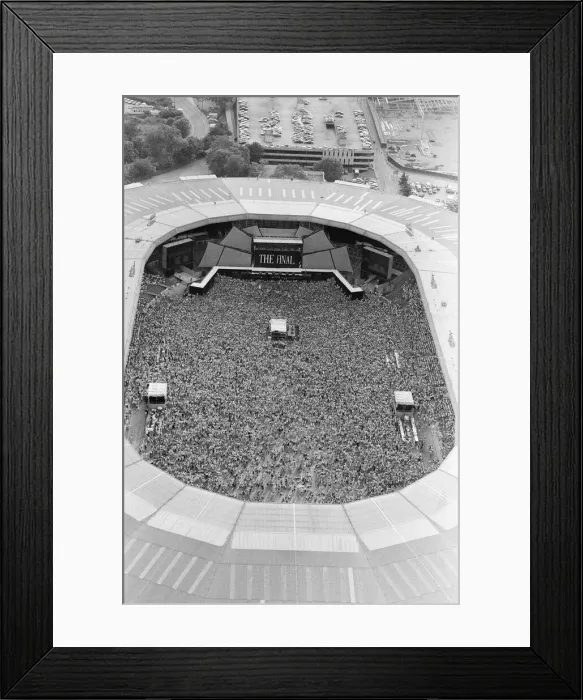 Framed Print : Aerial photo shows the 1000s of fans attending Wham ! The Farewell Concert at Wembley