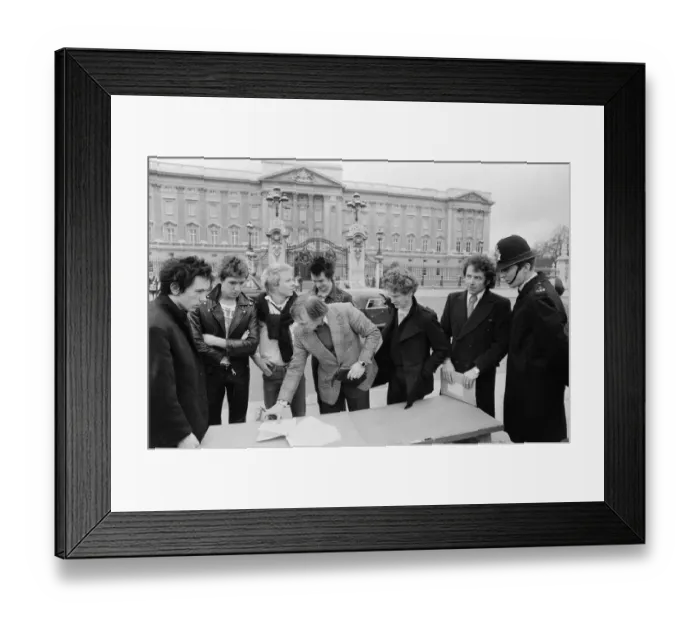 Framed Print : The Sex Pistols. 10th March 1977. London. They are back again - Framed Print : The Sex Pistols. 10th March 1977. London. They are back again -