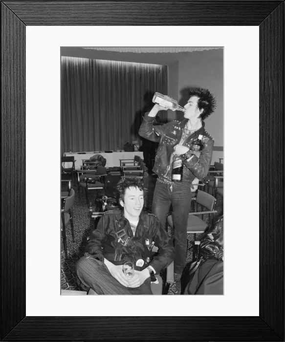 Framed Print : The Sex Pistols. 10th March 1977. London. There are back again - Framed Print : The Sex Pistols. 10th March 1977. London. There are back again -
