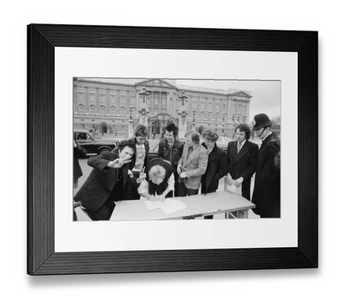 Framed Print : The Sex Pistols. 10th March 1977. London. They are back again - Framed Print : The Sex Pistols. 10th March 1977. London. They are back again -