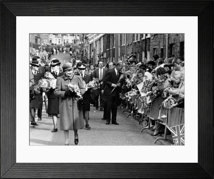 Framed Print : Her Majesty the Queen and HRH The Duke of Edinburgh make their way down Dunraven Street Framed Print : Her Majesty the Queen and HRH The Duke of Edinburgh make their way down Dunraven Street
