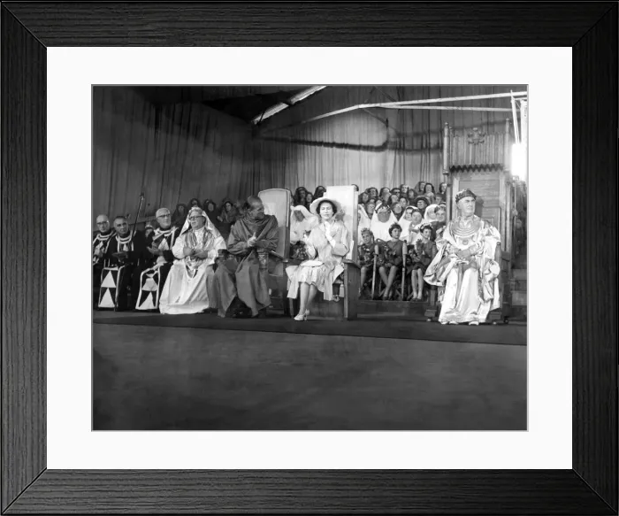 Framed Print : Queen Elizabeth - The Queen and the Duke clapping one of the competitors in the Osborne