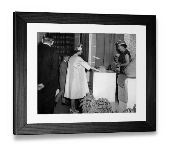 Framed Print : Queen Elizabeth II visiting Wales. The Queen takes an interest in some of the quilts