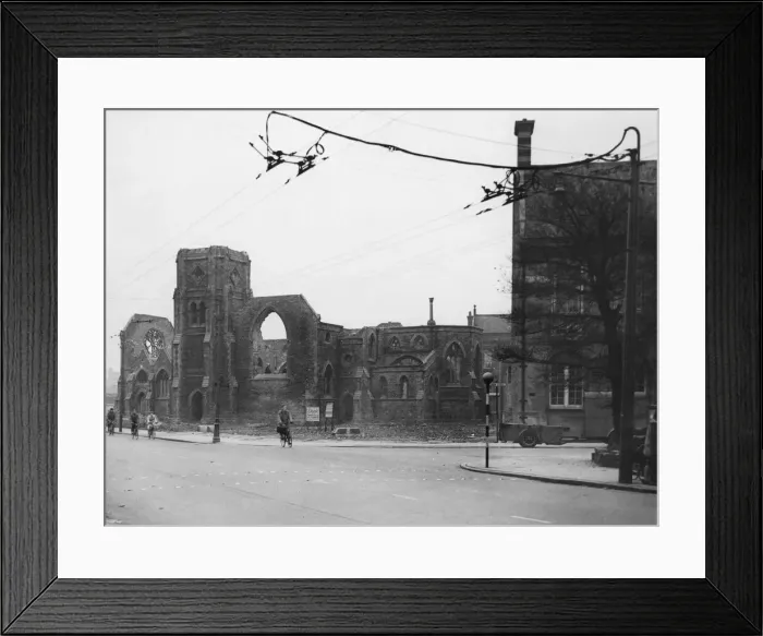Framed Print : A year on from the end of the war and the city of Hull still bares the scars of the 800 Framed Print : A year on from the end of the war and the city of Hull still bares the scars of the 800