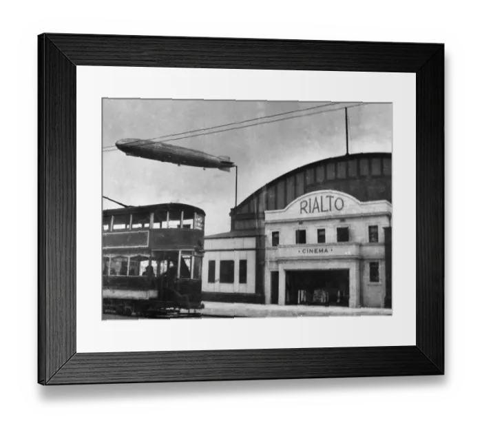 Framed Print : The R38 Airship seen above the Rialto Cinema in Beverly Street, Hull. 21st June 1921
