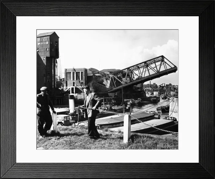 Framed Print : Workman repair the railings on Victoria Dock basin as in the background the new Drypool
