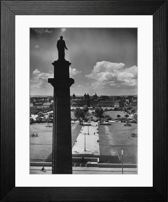 Framed Print : The 102 foot Wiberforce monument overlooking Queens Gardens, Hull Framed Print : The 102 foot Wiberforce monument overlooking Queens Gardens, Hull