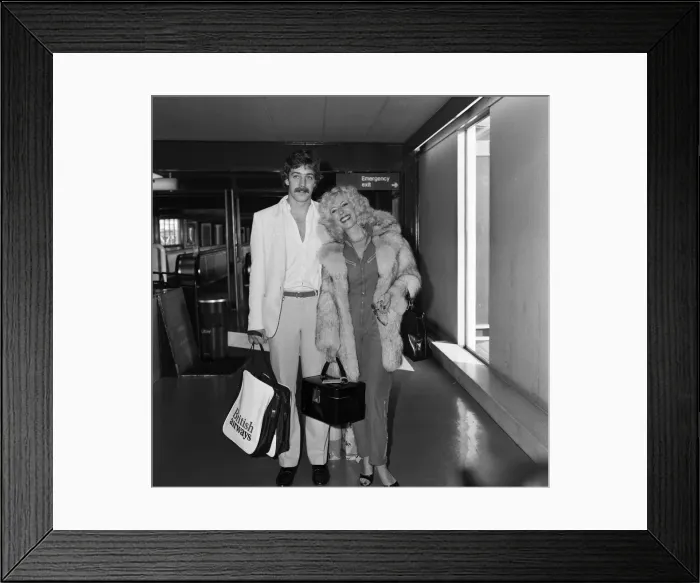 Framed Print : Julie Goodyear - Bet Lynch from Coronation Street - leaving from Heathrow for Los Angeles