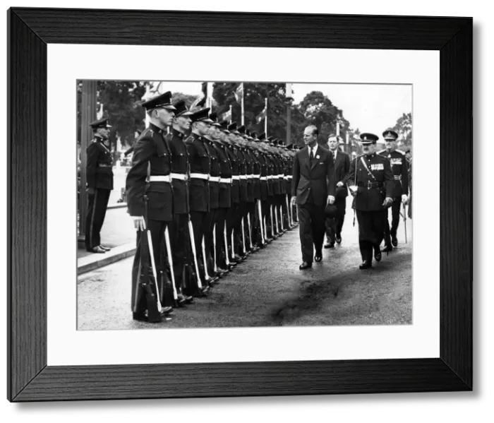 Framed Print : Prince Philip, Duke of Edinburgh inspecting the Guard of Honour formed by men of Framed Print : Prince Philip, Duke of Edinburgh inspecting the Guard of Honour formed by men of
